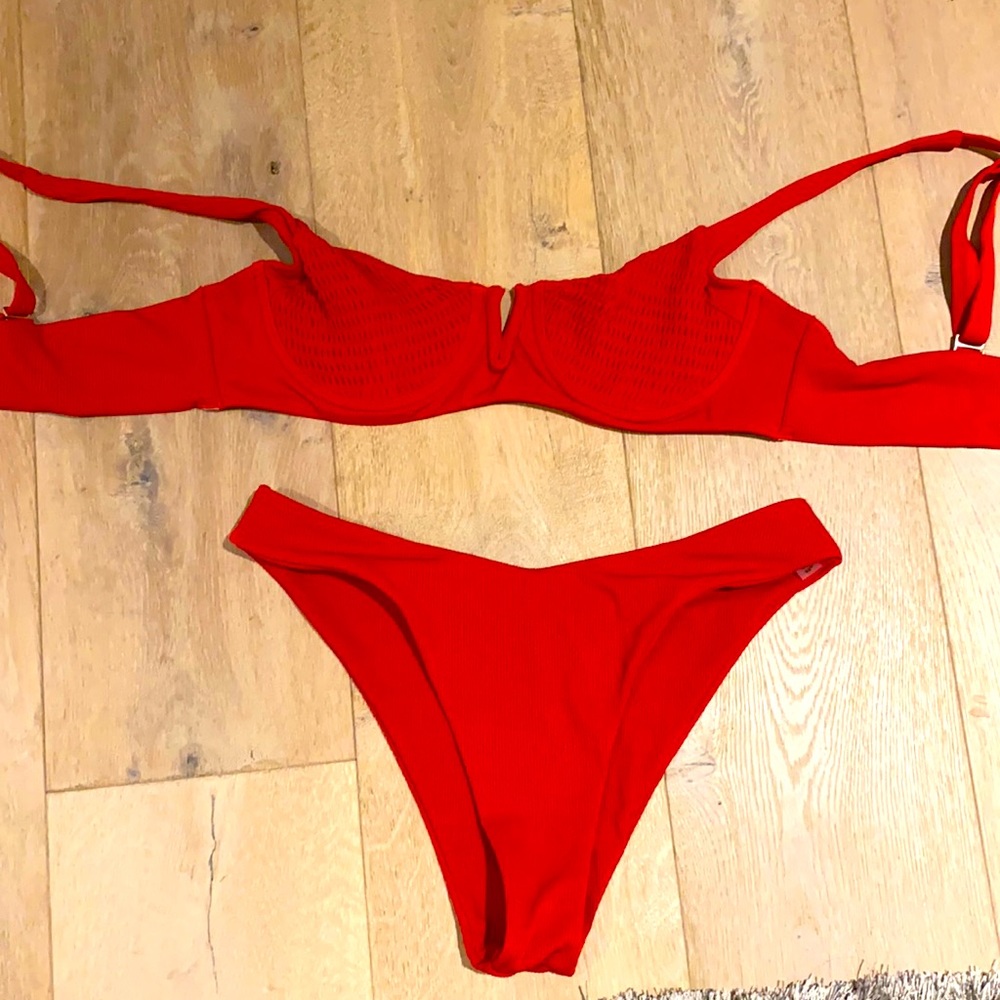 Bikini - Picture 3 of 3